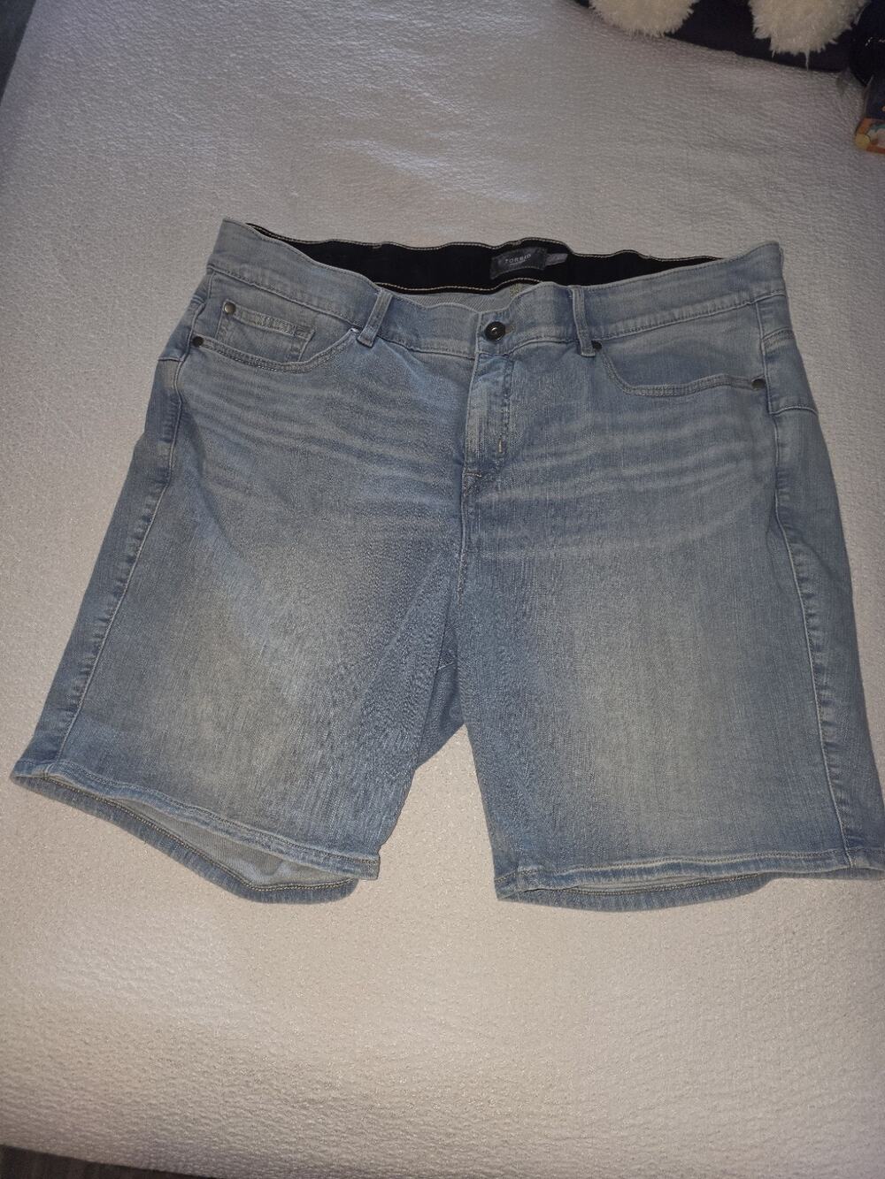 Torrid Women's Denim Shorts Size 24 Light Wash Mid Rise Stretch Jean Bermuda...